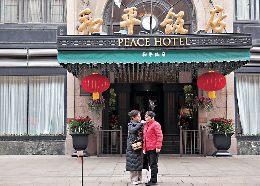 劇中數次出現的上海和平飯店引來劇迷打卡。圖/取自新華社