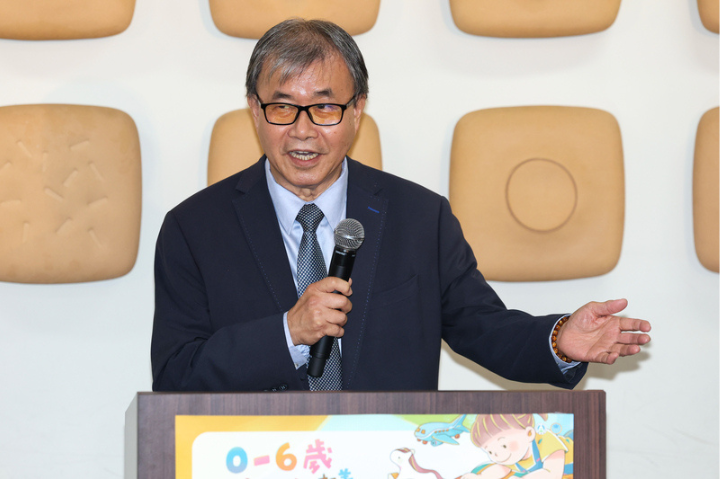 小記者採訪鄭英耀吐實話！稱部長離題、沒正面回應　網批：真的好雷