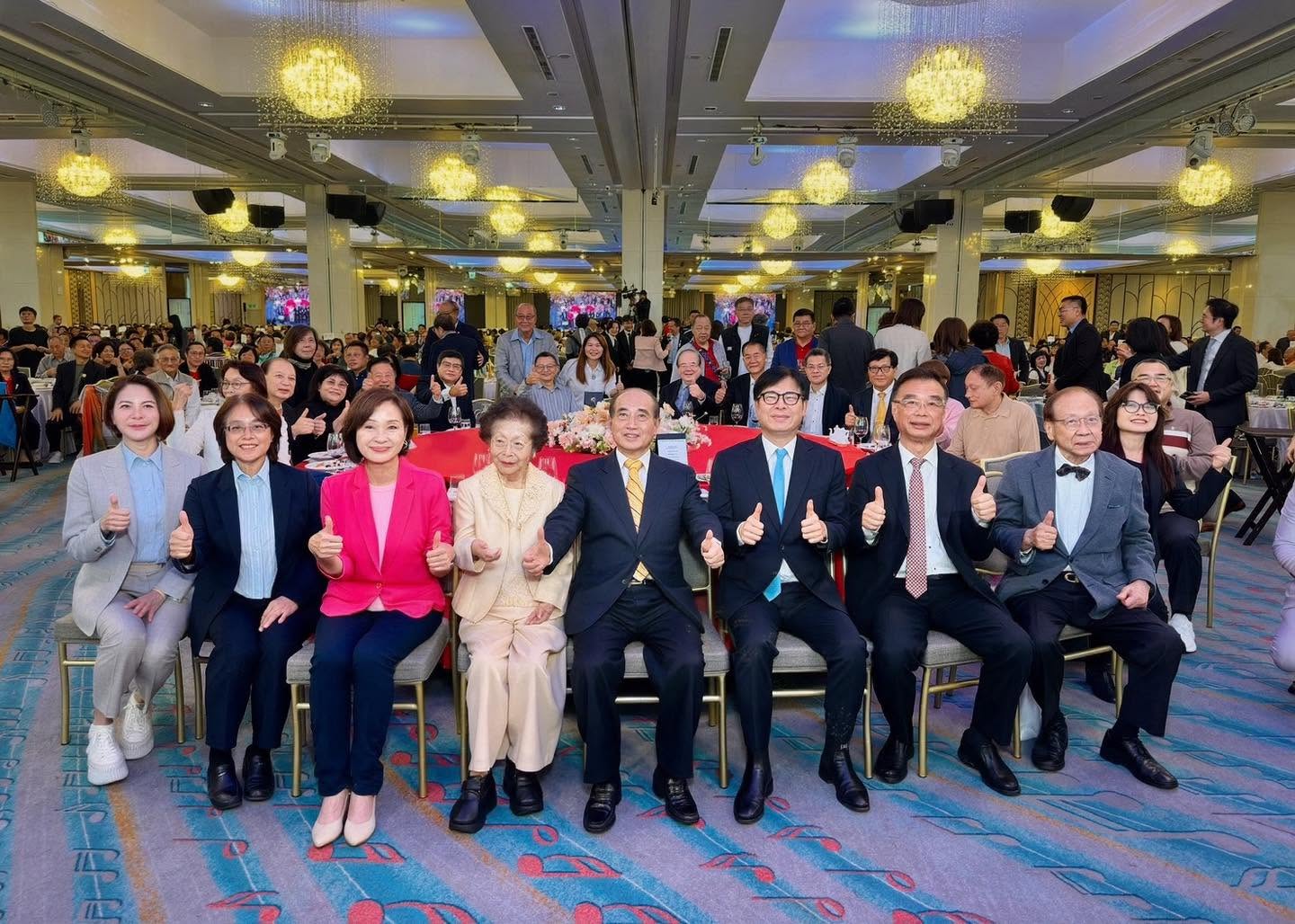 圖為前立法院長王金平（左４）的餐會，邀請了高雄市長陳其邁（左３）參加，但王金平卻對媒體直言沒邀請國民黨主席鄭麗文。圖/取自陳菁徽臉書
