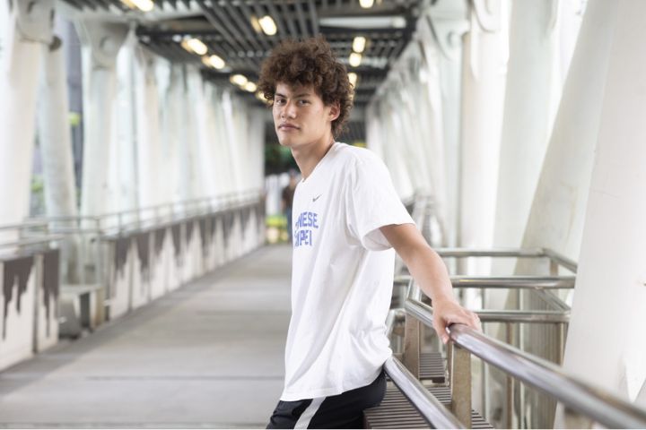 台美混血男籃好手陳卡特(Carter Coleman)(圖)私下的他是不折不扣的電玩迷,未來期盼追隨偶像杜蘭特(Kevin Durant)的腳步,踏上籃球最高殿堂美國職籃NBA賽場。圖/中央社