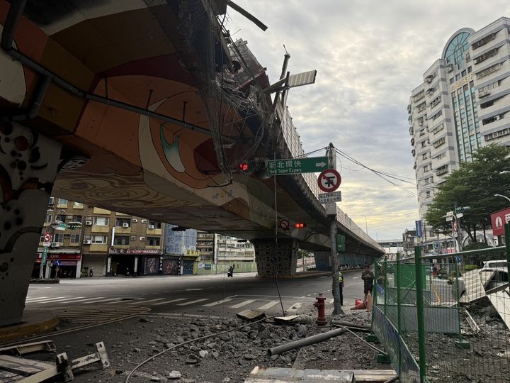 新北忠孝橋發生拖板車翻覆事故，造成橋上護欄遭撞斷。圖/取自侯友宜臉書