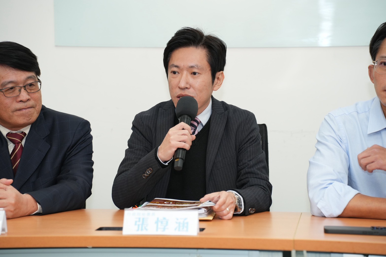 張惇涵真的很兇　回嗆在野黨辯論戰帖：立法院沒有一間會議室的台子不平