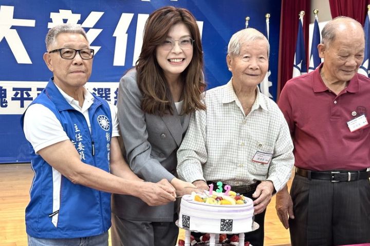 中國國民黨主席鄭麗文（左2）31日出席彰化縣黨慶活動，呼籲大家團結支持年底選舉國民黨提名參選人，力拚全壘打。圖/中央社