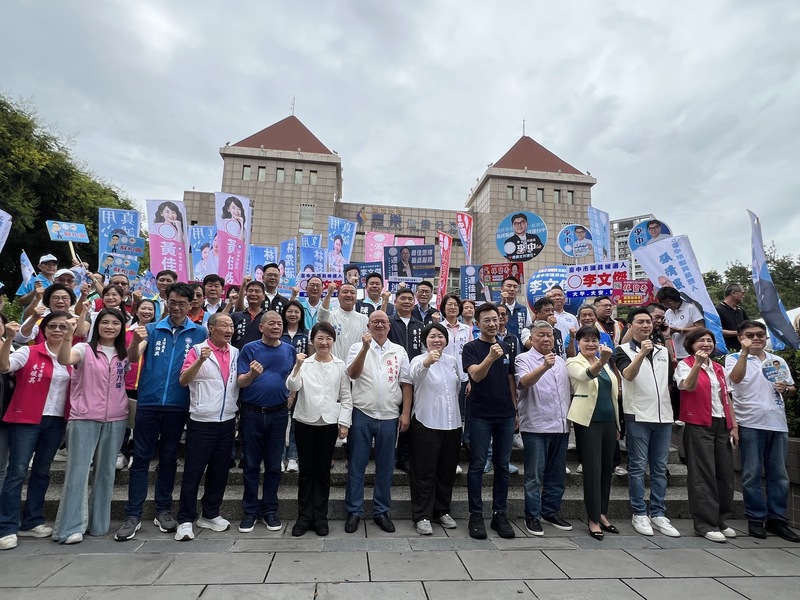 台中市長盧秀燕（前左6）、台中市長參選人江啟臣（前右6）一同率台中議員參選人登記參選。圖/中央社