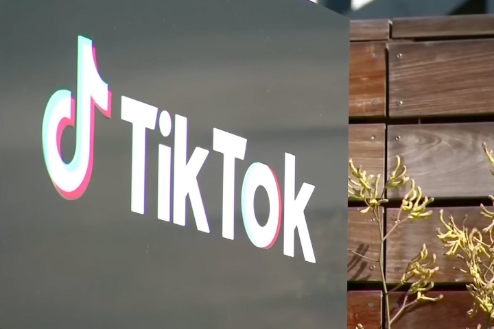 目前TikTok在美國面臨「不賣就禁」禁令，儘管寬限期一延再延，相關交易談判卻遲無進展。圖/翻攝自KTVB YouTube頻道