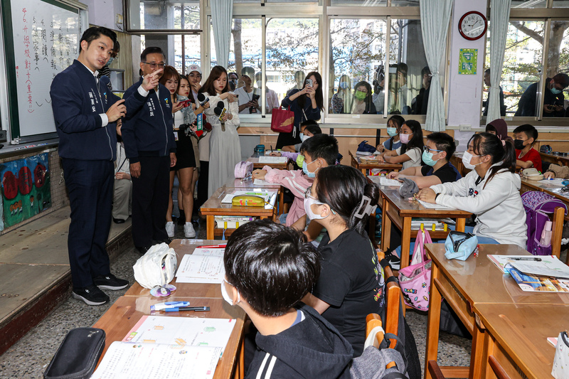 深坑火警導致異味瀰漫雙北，蔣萬安21日上午前往文山區木柵國小視察學童上課情形。圖/中央社