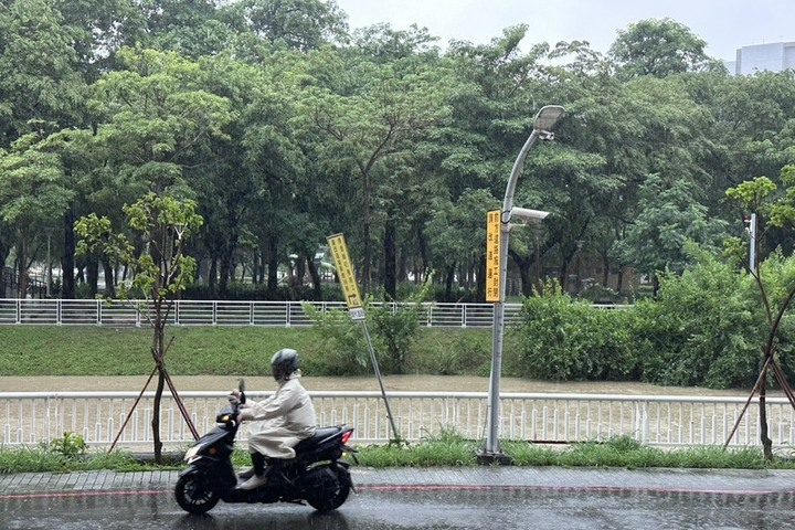 雙颱雙低壓持續發展天氣不穩定　顯著雨區自南部擴大至東部
