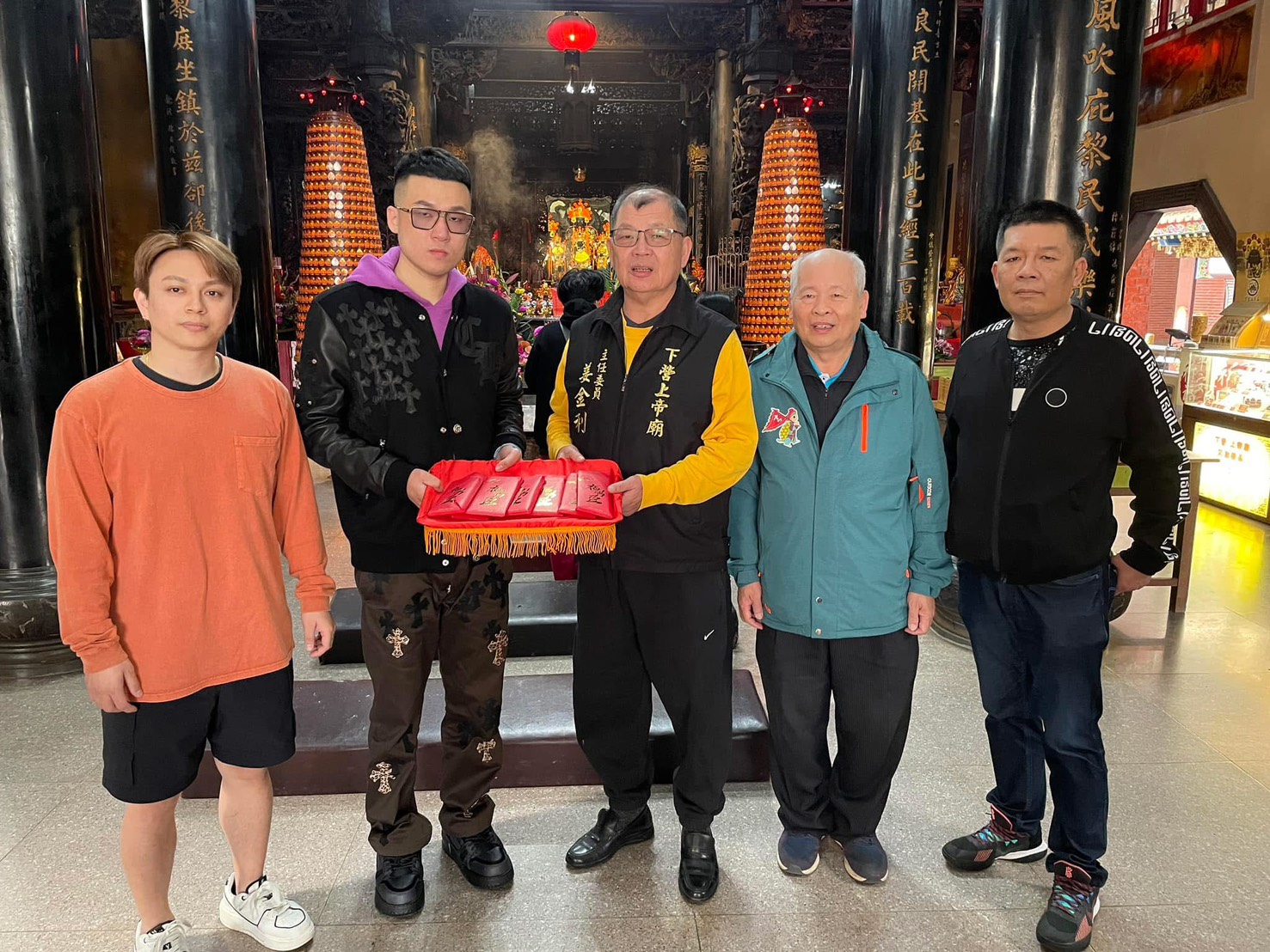 政二代顏大鈞（左二）以台南市政府顧問身分跑地方行程。圖/取自寺廟大小事臉書
