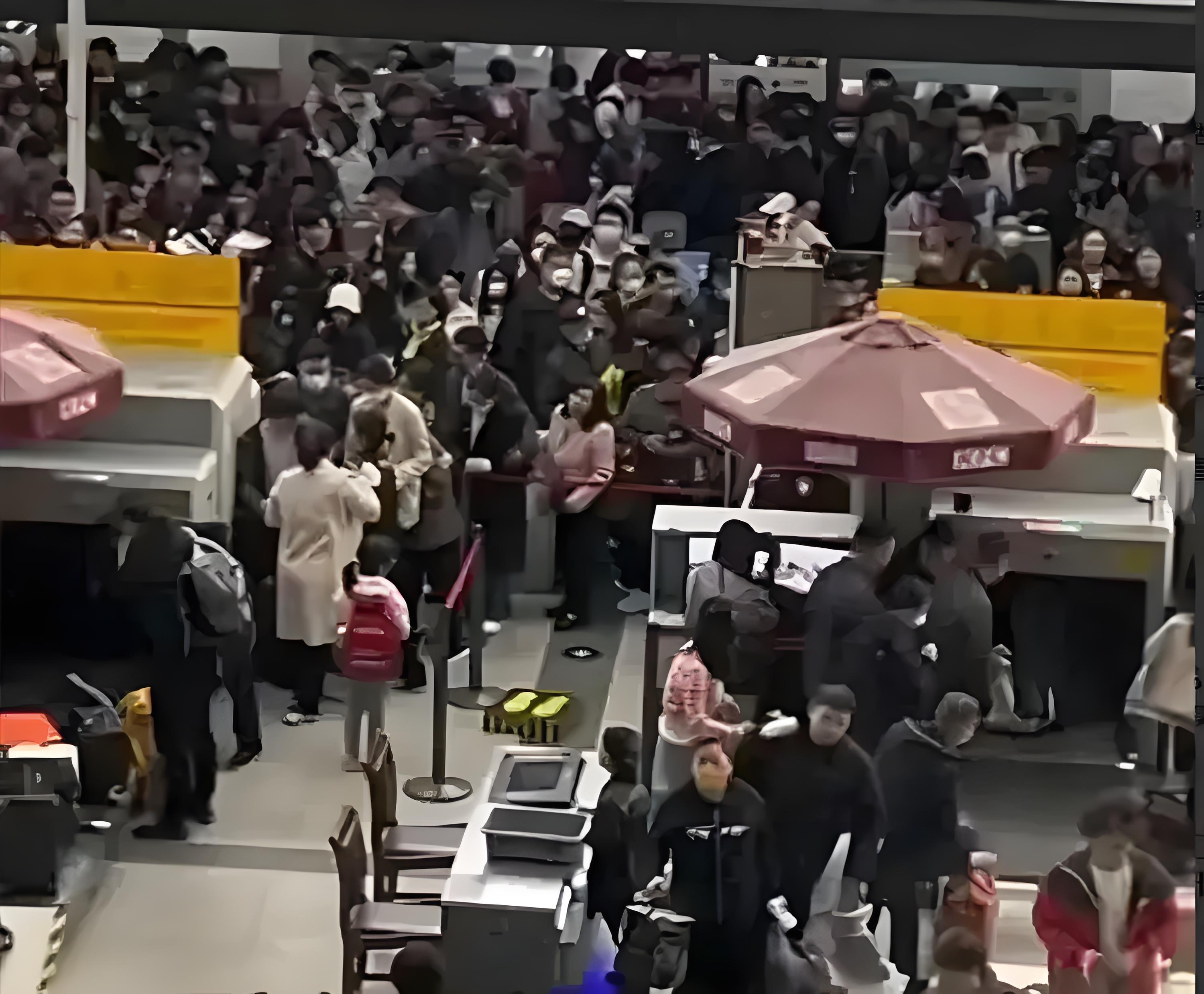 清明連假人潮爆量，上海火車站開闡口太少導致民眾不滿。圖/取自網易