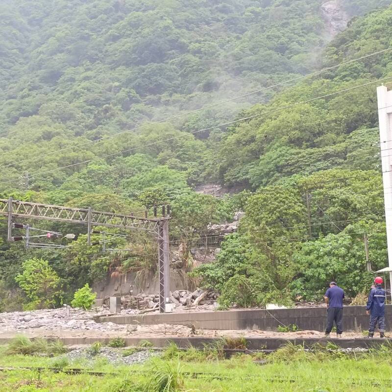 花蓮北區22日下起大雨，省道台9線160.71K土石崩落，泥流沖到台鐵北迴線，和仁火車站往南約800公尺有大片土石泥流。圖/中央社