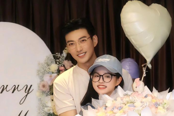 于龍向楊咩咩求婚成功 短劇螢幕CP「變現」熱搜破億
