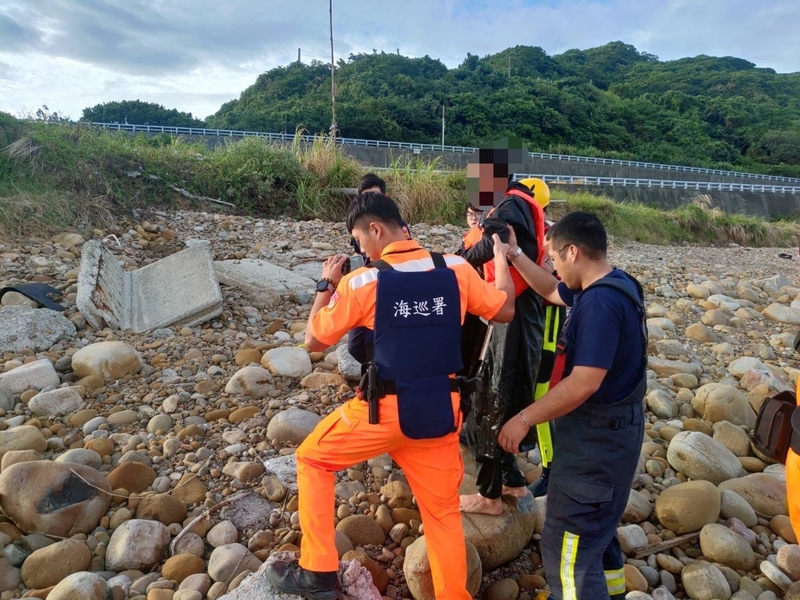 30歲大陸籍王姓男子搭橡皮艇出現在新北林口太平里濱海公路附近海域，海巡署獲報派人趕到現場，王男供稱在大陸負債才搭橡皮艇來台灣，經評估王男嚴重脫水，海巡先協助送醫。 （翻攝畫面） 圖／中央社