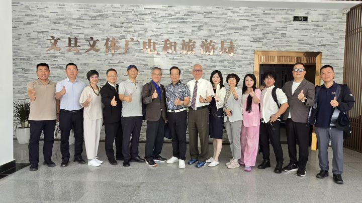  台灣媒體及文化界人士組成的參訪團，與文縣地方政府及代表合影。圖/文縣融媒體中心提供