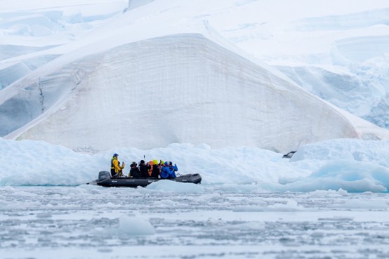 搭乘衝鋒挺巡遊。圖／開元周遊提供