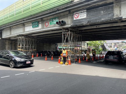 主梁遭撞 新北福和橋往台北外側車道即起封閉