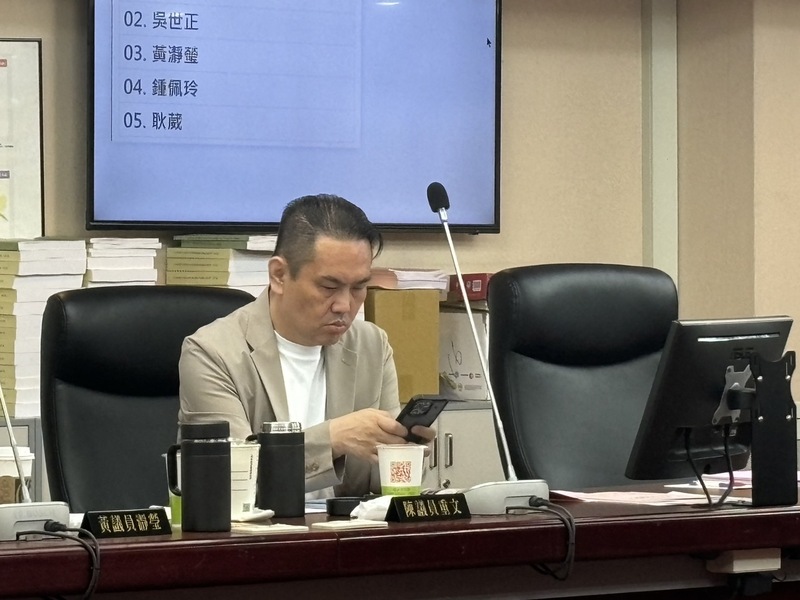 陳重文羈押半年瘦40公斤  涉貪交保後現身議會 