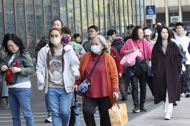 大陸冷氣團加上輻射冷卻，氣象署針對全台20縣市發布低溫特報。圖/取自中央社