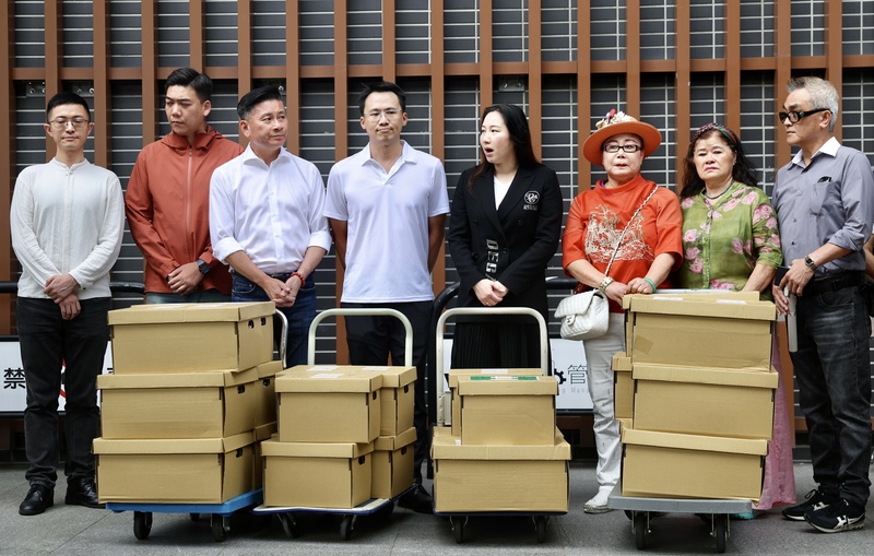 國民黨台北市黨部代理主委戴錫欽（右三）在北市綠委罷免案失敗後，曾就連署過程缺失向外界道歉。圖/中央社