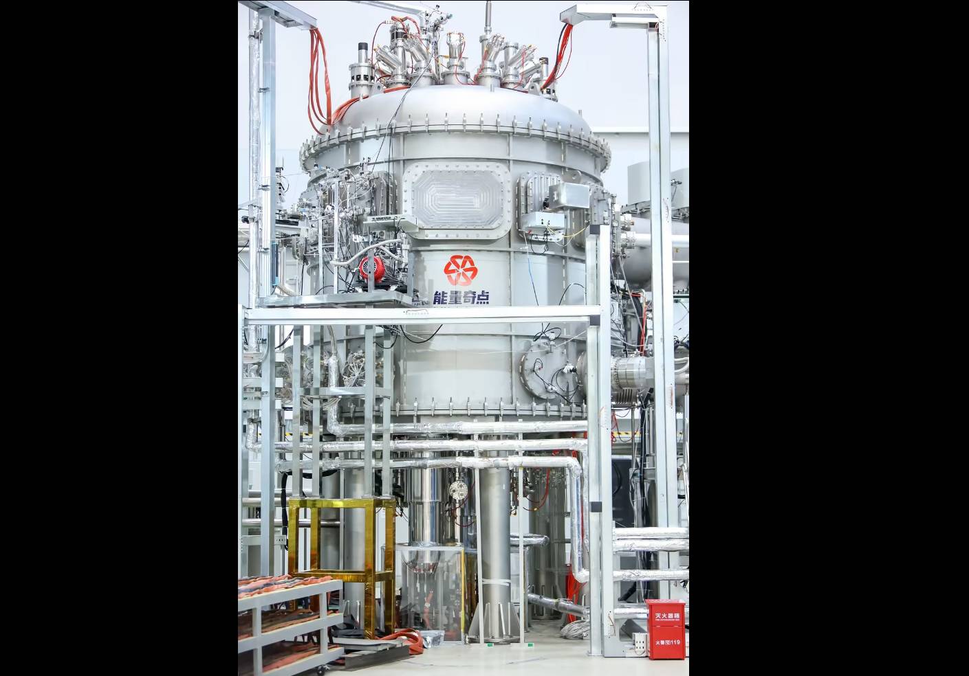 位於上海的能量奇點能源科技公司近日宣布，由該公司設計、研發和建造的全高溫超導核聚變裝置「洪荒70」成功實現等離子體放電。圖取自能量奇點