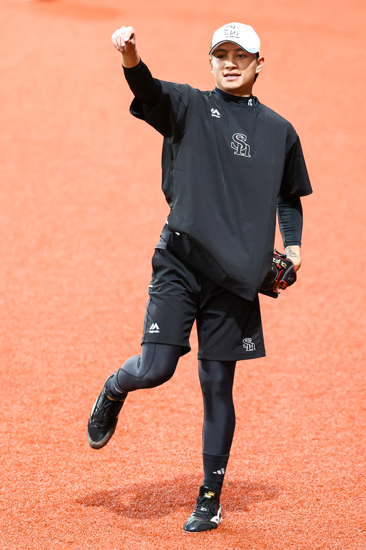   台日棒球國際交流賽25日在台北大巨蛋開打，日本職棒福岡軟銀鷹隊投手徐若熙賽前在場中練投。圖/中央社