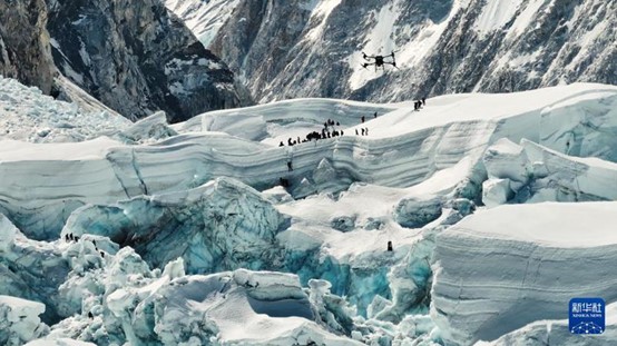 4月30日，大疆運載無人機在珠穆朗瑪峰南坡昆布冰川進行物資運輸測試。圖/取自新華社