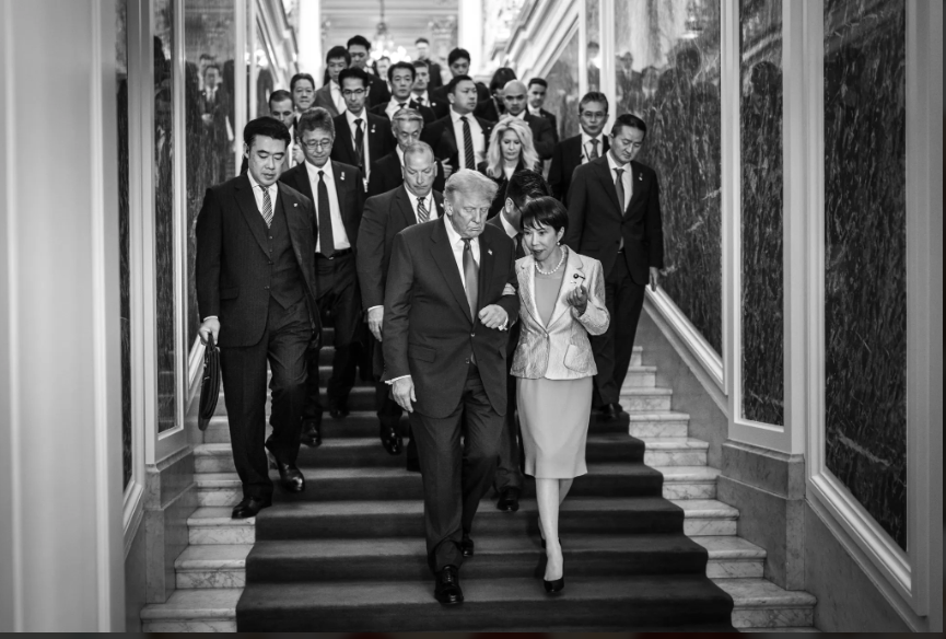 10月28日，日本首相高市早苗與美國總統川普牽手下樓的黑白照片，被大量AI重製。圖/取自白宮