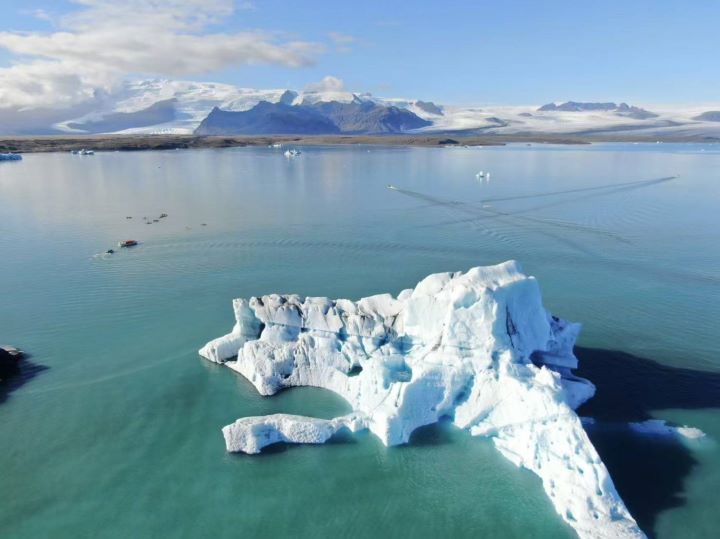 傑古沙龍冰河湖。湖面漂浮著藍白相間的巨大冰塊，冰山倒映在平靜湖水中，隨著光線變化呈現不同色調，彷彿一座天然的藝術展。圖/開元周遊提供