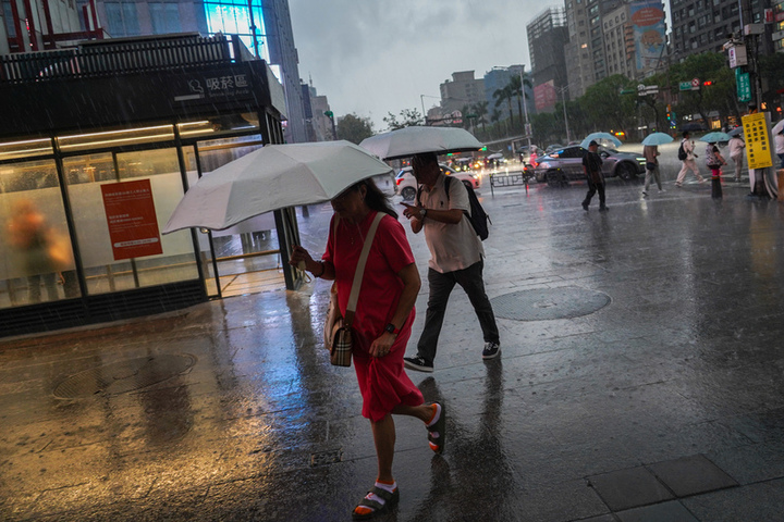 環境吹西南風台中南投大雨特報　颱風沙德爾路徑北偏強度減弱