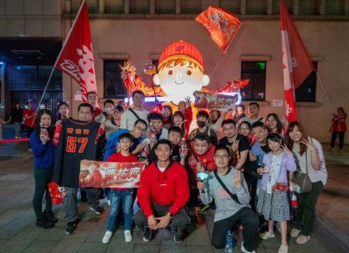   3月1日曹祐齊驚喜現身《台北主場・奔龍而上》燈組與民眾合影。圖/頂新和德文教基金會提供