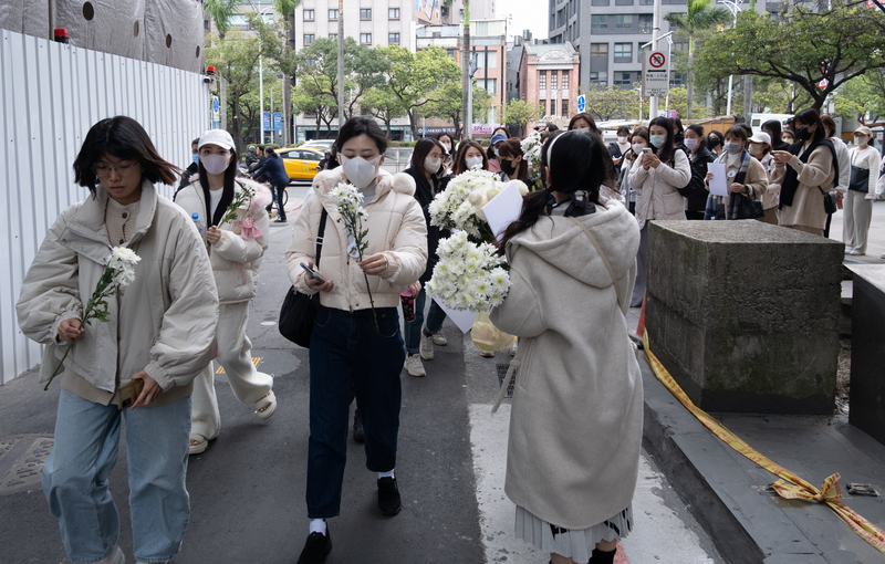 民眾自發到法院外聲援。圖／中央社