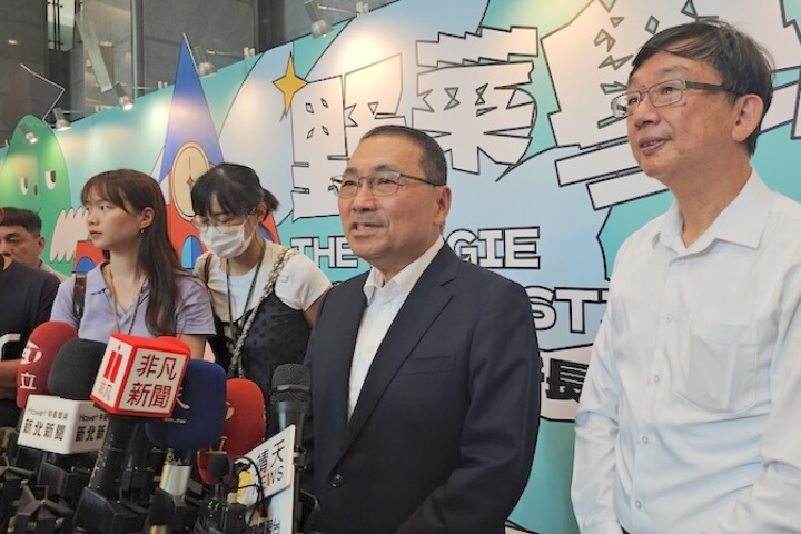 新北市長侯友宜（右2）4日接受媒體聯訪時就核三延役議題表示，以核減煤態度未變，只要核電安全無虞，就可以延役。圖/中央社