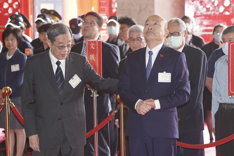 台灣民主基金會10日發新聞稿，等於通知立法院長韓國瑜4月10日開董事會。圖為韓國瑜上月29日前往忠烈祠參加致祭，前左為考試院長黃榮村。圖/中央社