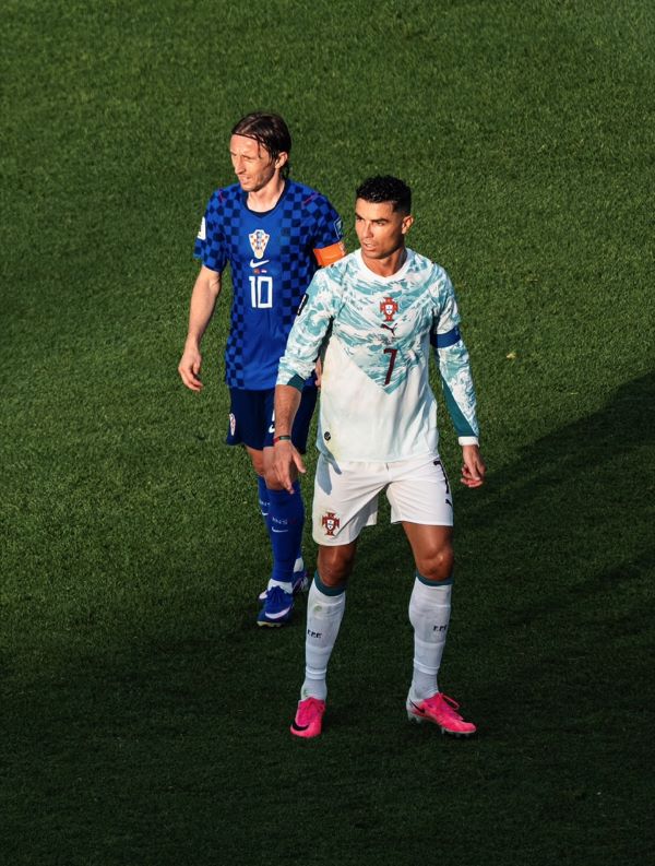 C羅(前)、莫德里奇(後)最後一舞對決,終場葡萄牙以2:1驚險擊敗克羅埃西亞,成功挺進16強,也讓莫德里奇的世界盃旅程畫下句點。圖/取自fifawordcup IG