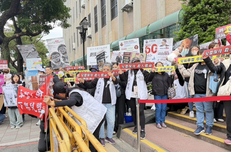男童「剴剴」遭虐死案，二審台灣高等法院22日開庭辯論，可望辯結定宣判日。許多民眾到場聲援，盼嚴懲到底，勿輕縱保母姊妹劉彩萱、劉若琳。圖/中央社