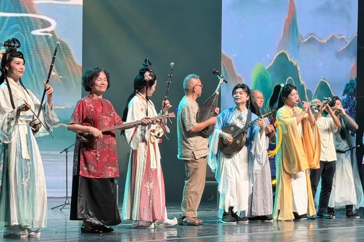  《春在湘江》16日晚間於湖南大劇院登場，晚會以「湘台同源、文脈相承」為主軸，集結兩岸青年藝術家同台演出。圖/記者陳素貞攝