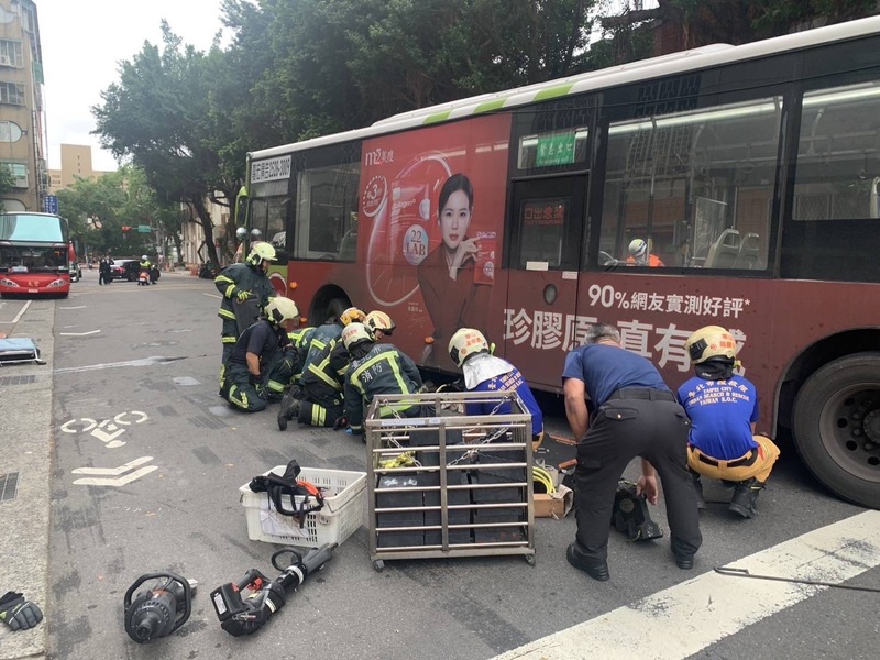 台北市喜來登飯店前17日發生公車追撞事故，導致走在斑馬線上的50歲林姓女子捲入車底傷重不治。圖/中央社