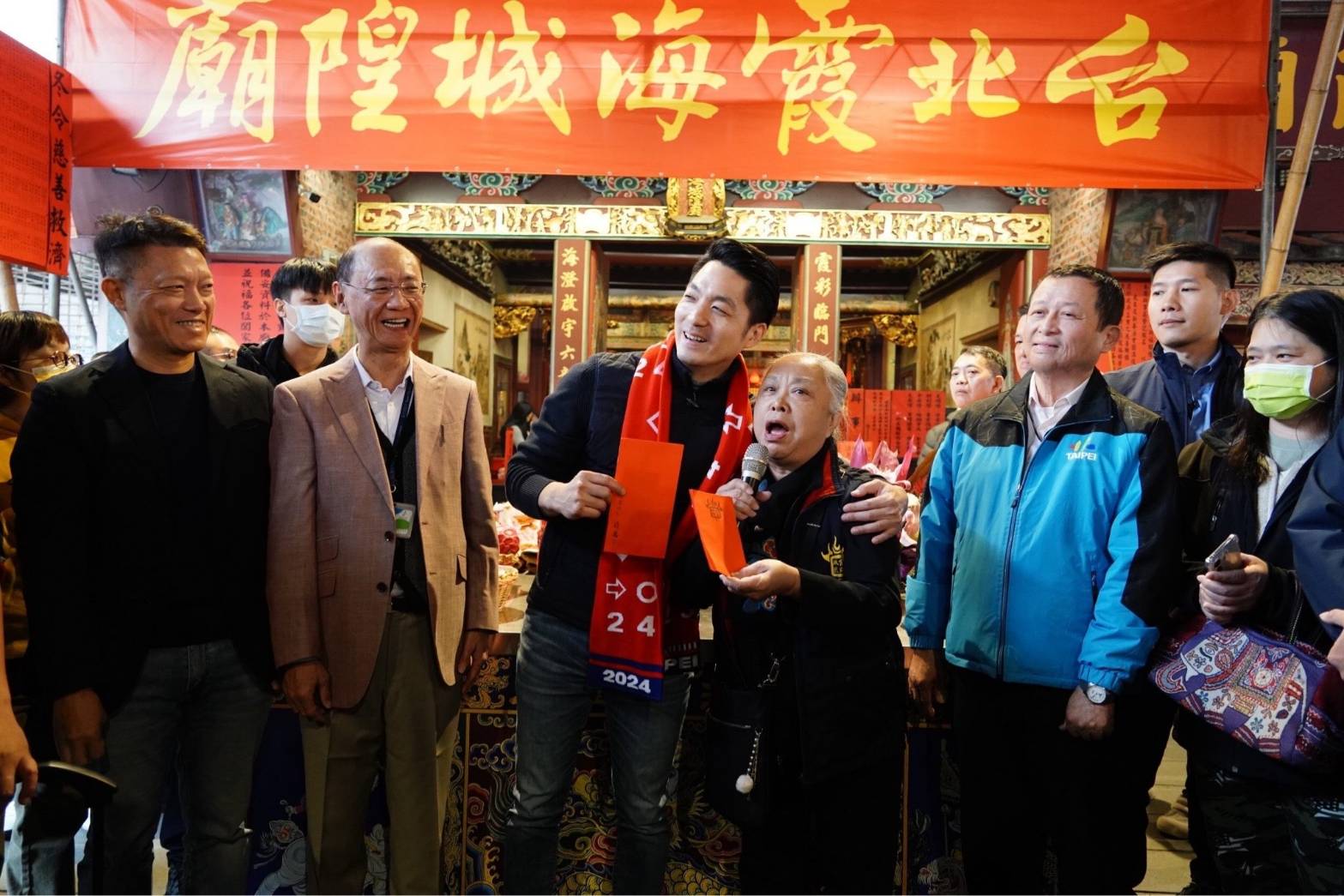 台北市長蔣萬安10日一早到霞海城隍廟參拜。圖/取自台北市府官網