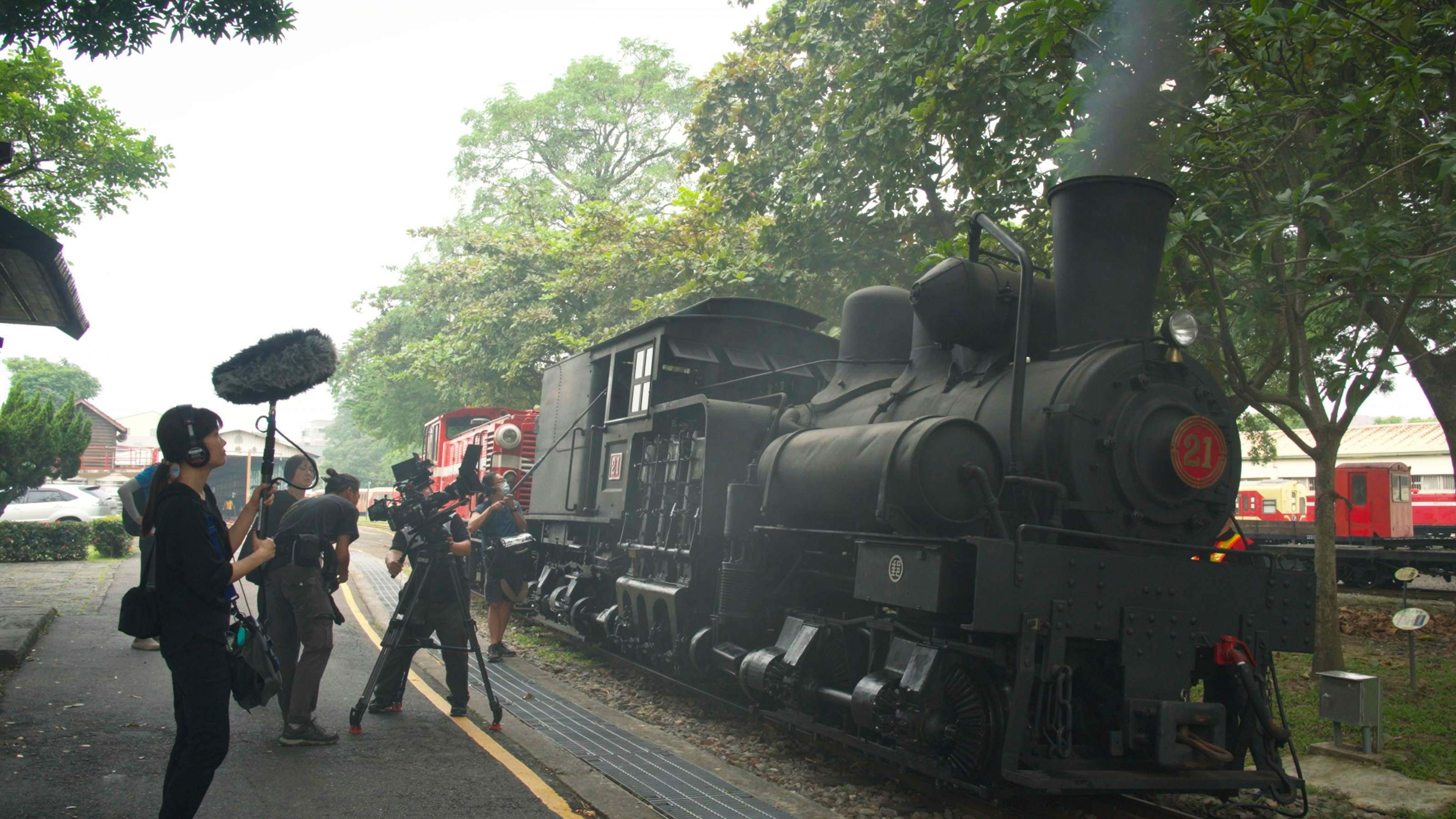 《神木之森：阿里山森林鐵道紀行》拍攝林鐵處修復有成的蒸汽火車運行於軌道上影像。圖/公視提供