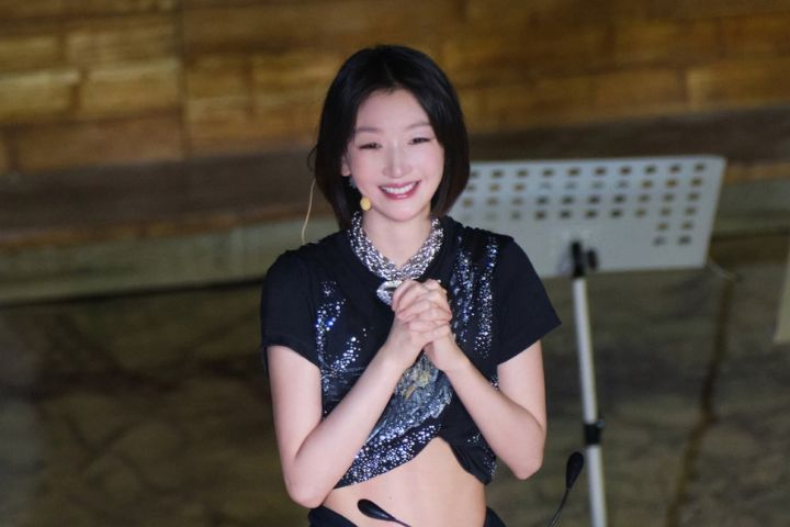 周冬雨演舞台劇《文城》頻看提詞器　觀眾怒批：花4千元看「彩排」