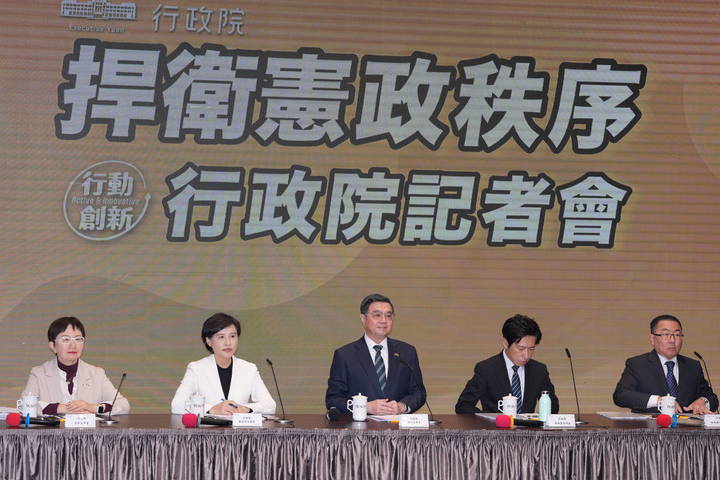 行政院長卓榮泰（中）15日表示，他將不副署財劃法，若是他被毀憲亂政國會倒閣，那會是他畢生的民主勳章。圖/中央社