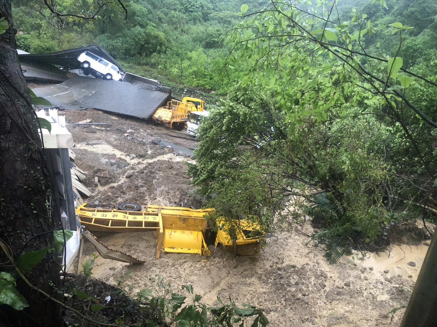 基隆市環保局後山崩塌 12車遭土石掩埋