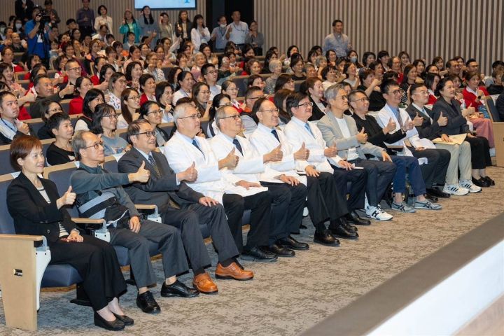 左起:廖美南副總執行長、蘇輝成副總執行長、潘延健總執行長、黃集仁院長、陳建宗副主任委員、陳昱瑞名譽主委、程文俊主委、羅大佑老師、朱敬然總監、裴育晟部長、許智超副總執行長、王瑞慧董事長。圖/長庚醫院提供