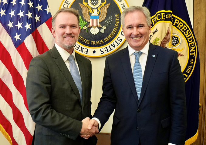 美國貿易代表格里爾（左）與阿根廷外長奎爾諾（右）握手，達成推進框架協議的共識。圖／取自Pablo Quirno　Ｘ