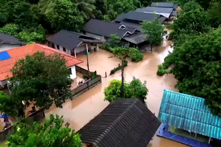 泰國北部暴雨成災，逾萬住家被迫遷移。圖/取自CNBC官方《YouTube》頻道