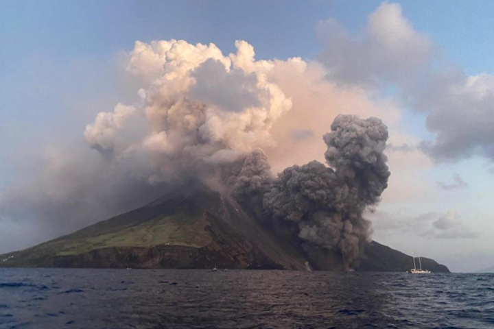 西西里全球最活躍2火山先後爆發　民眾冒命爭睹奇景
