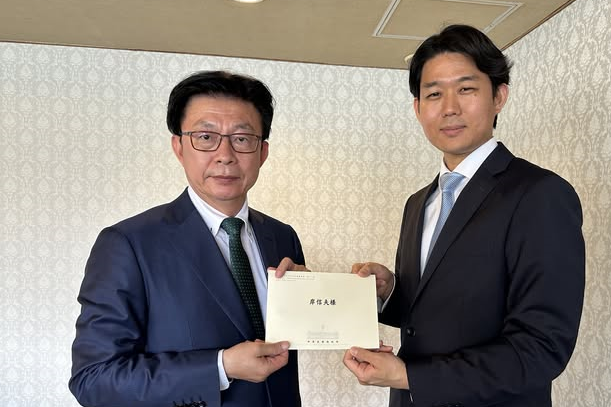 民進黨立委郭國文（左）與安倍晉三的姪子岸信千世（右）合影。圖/取自郭國文臉書