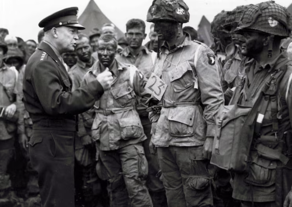 諾曼第登陸盟軍最高指揮官艾森豪（左一）。圖/取自美國國防部官網