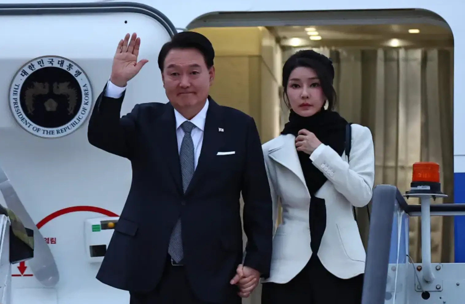 做為第一夫人時，金建希常與時任總統尹錫悅共同出訪，全身行頭價值不斐，一看就知極其昂貴。圖／取自搜狐網