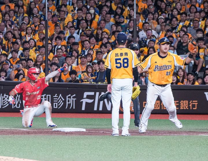 台灣大賽第3戰，20日由味全龍與中信兄弟在台北大巨蛋交手，龍隊張政禹（左）7局上擊出一壘方向內野安打，帶有2分打點，幫助球隊擴大領先。圖/中央社