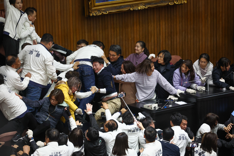 審理選罷法，朝野立委搶攻立院議場主席台，激烈衝突場面火爆。圖/中央社